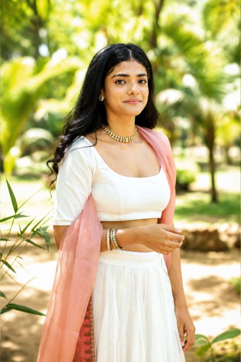Ahilya Bamroo Dazzles in Pristine White Lehenga & Pink Dupatta