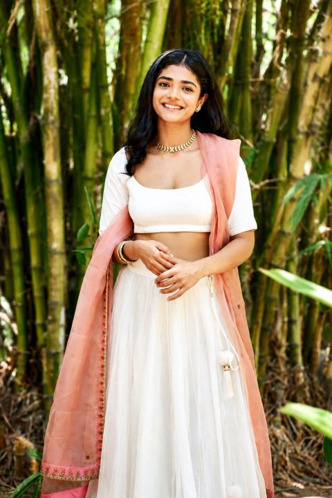 Beautiful Ahilya Bamroo Images in White Lehenga Choli