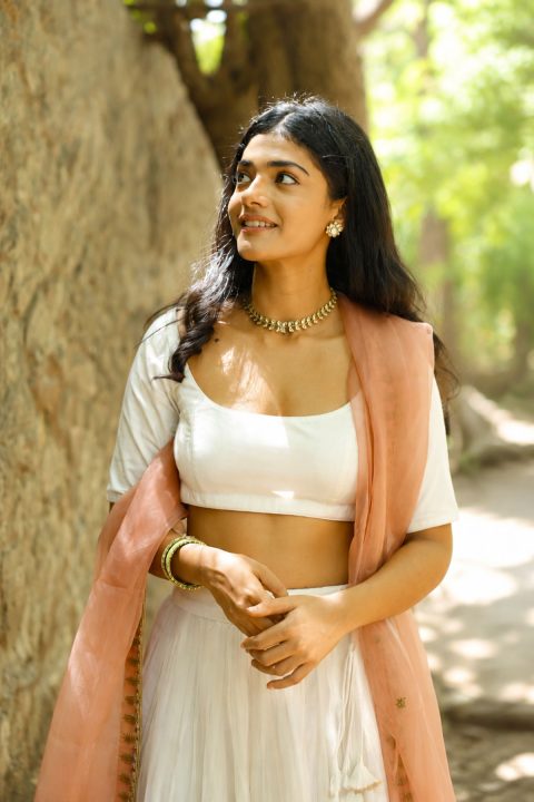 Ahilya Bamroo Radiates Charm in Pristine White Lehenga Gallery