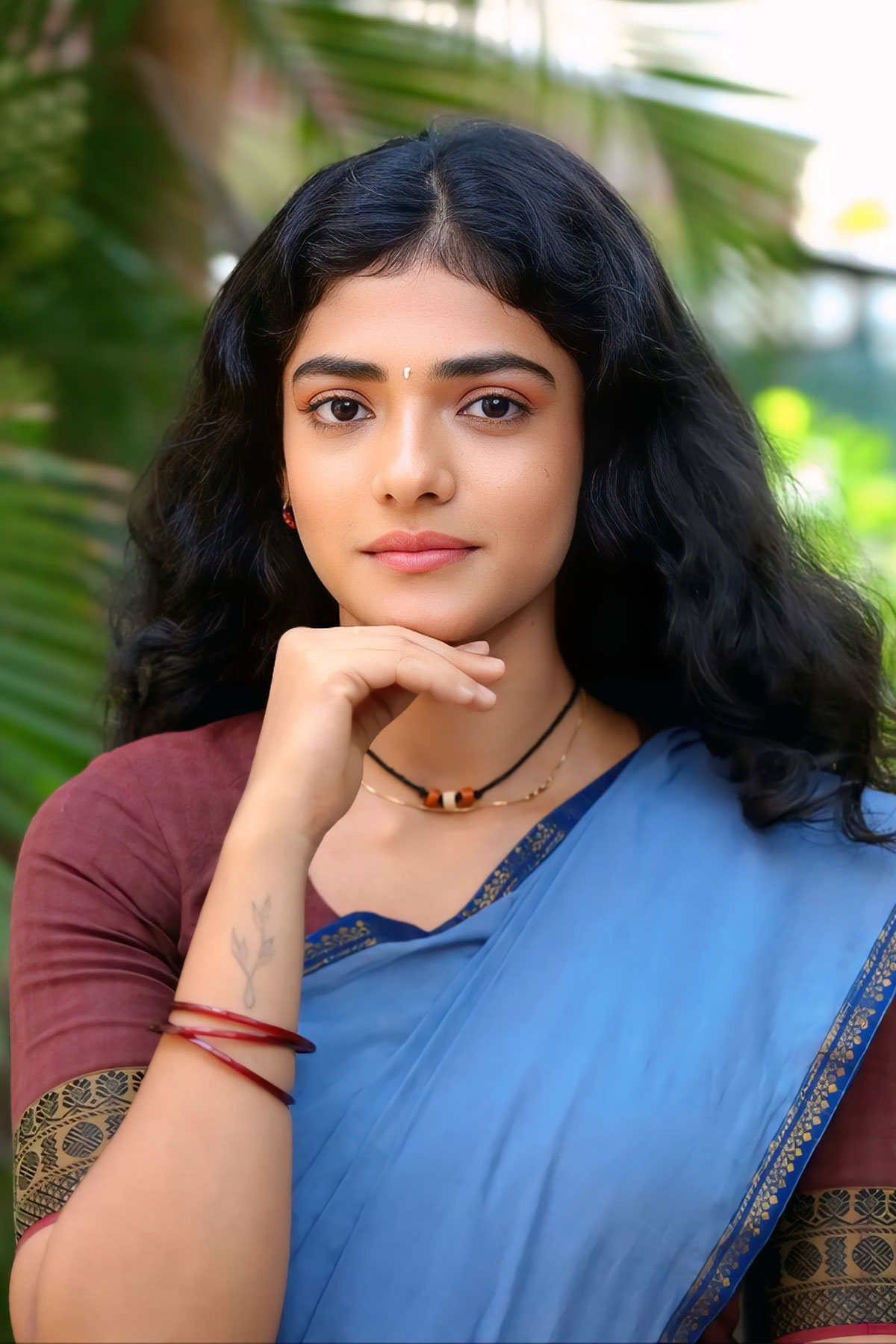 Ahilya Bamroo Dazzles in Handloom Cotton Saree & Maroon Blouse