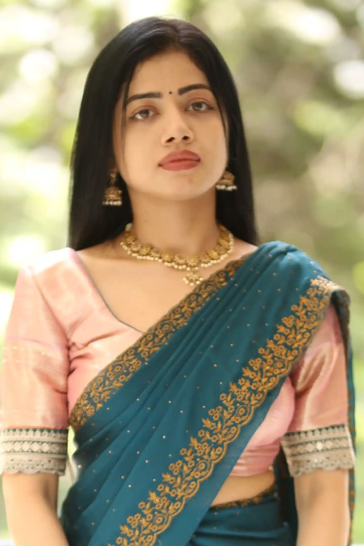 Bhairavi Ardhya Stuns in Teal Dupatta with Scattered Gold Dots