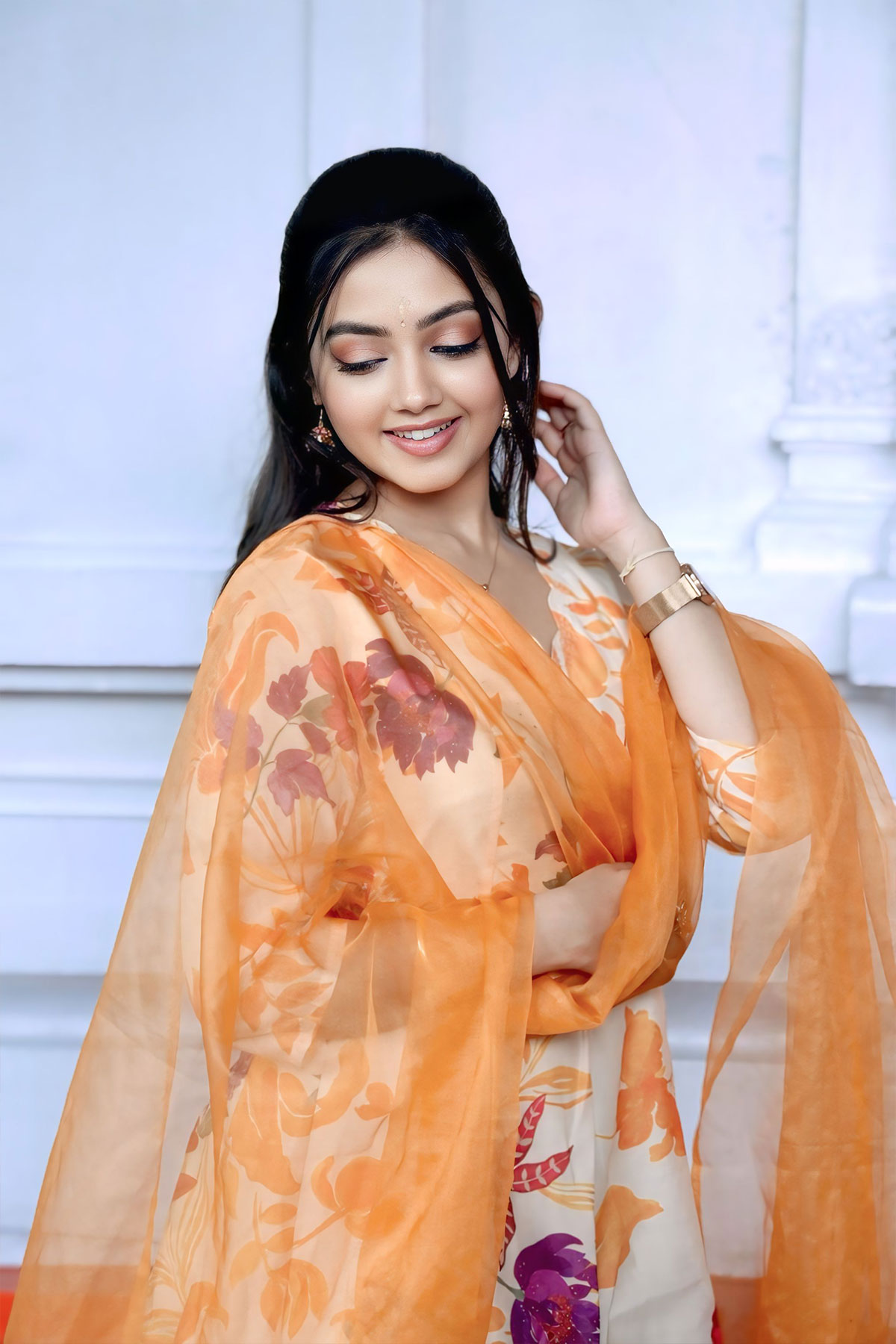 Divyani Mondal Radiates Charm in Botanical Print Kurta Gallery