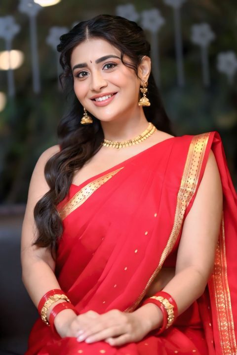 Tollywood Actress Rashi Singh at Transfer Trimurthulu Promo