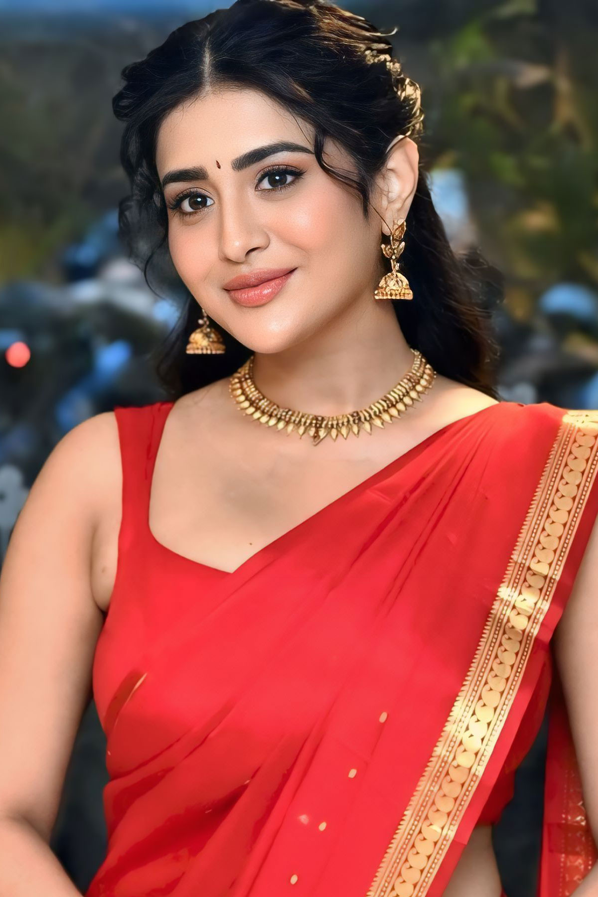 Rashi Singh Radiates Elegance in Red Silk Gallery