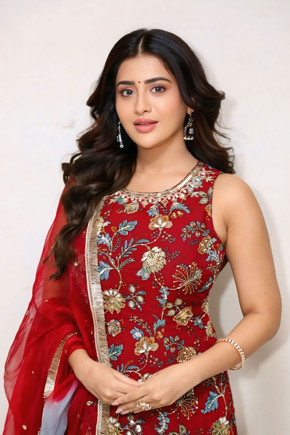 Rashi Singh Sets Ethnic Fashion Goals in Aliwar Salwar Suit