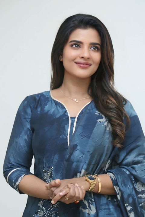 Aishwarya Rajesh Stunning Indigo Batik Kurta Outfit