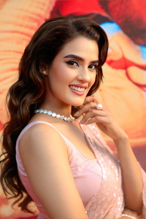 Nenu Ready Movie: Kavya Thapar Pink Sequin Saree Look