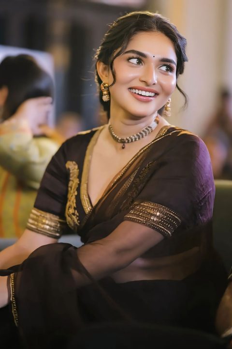 Kayadu Lohar Elegant Organza Saree and Gold Jewellery