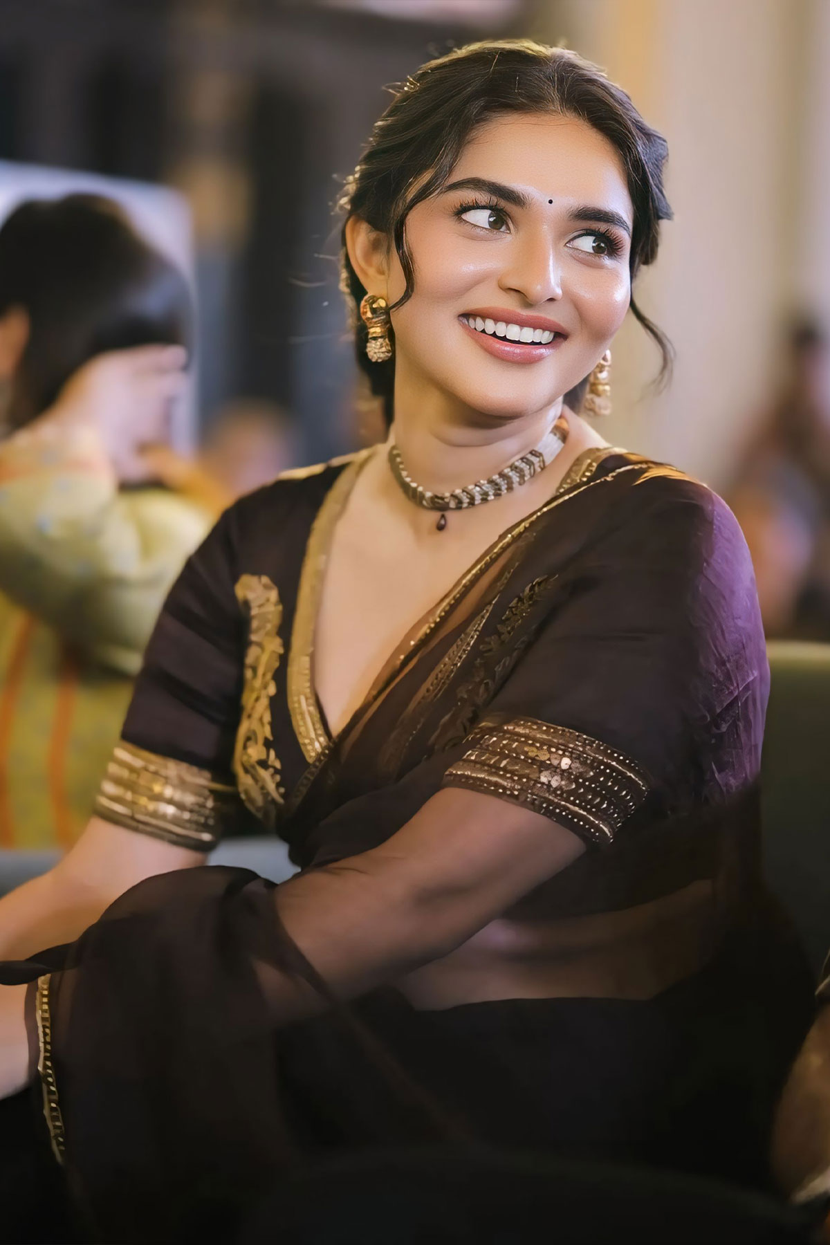 Kayadu Lohar Elegant Organza Saree and Gold Jewellery