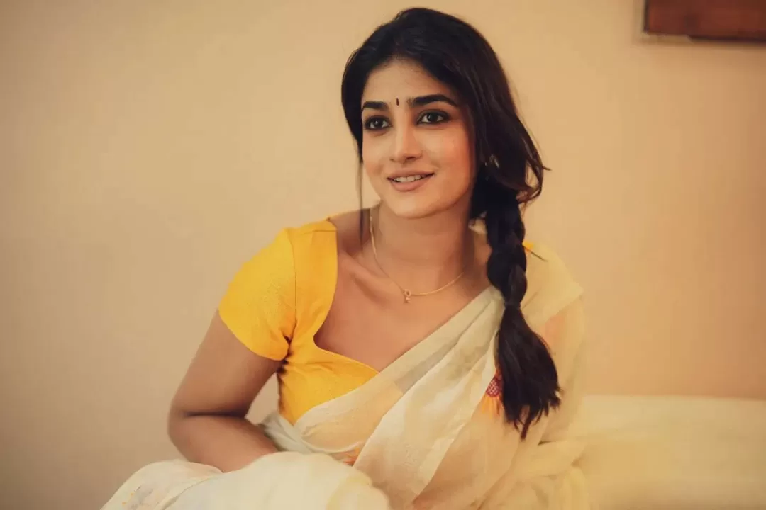 Dimple Hayathi Elegant Saree Look Feels Dreamy