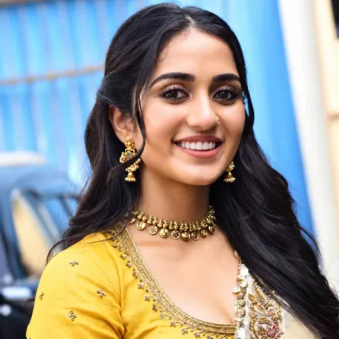 Sakshi Mhadolkar in Cream Silk Saree at Karikaala Movie Launch