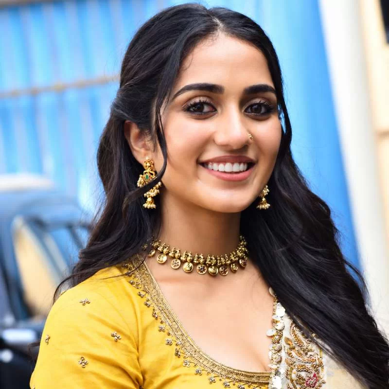 Sakshi Mhadolkar in Cream Silk Saree at Karikaala Movie Launch